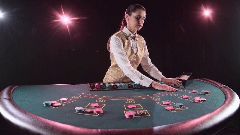 Dealer trong sòng Casino
