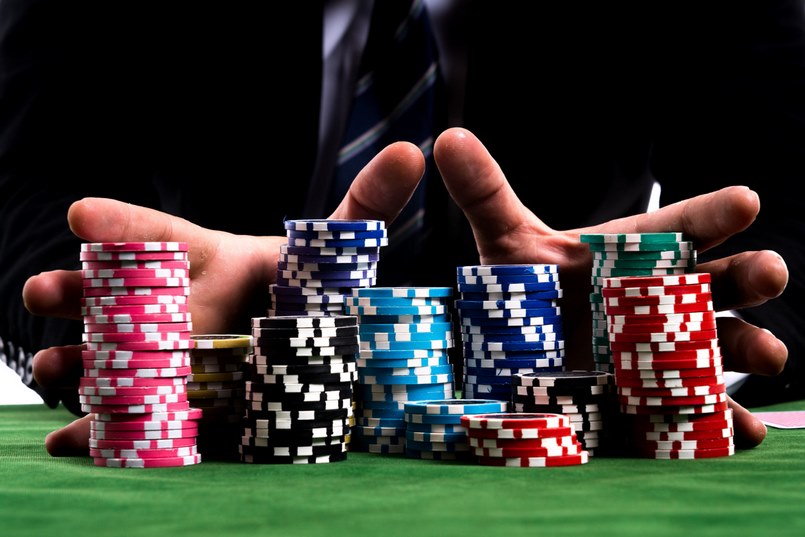Sự kết hợp bài trong bộ môn Poker để so sánh với những người chơi khác