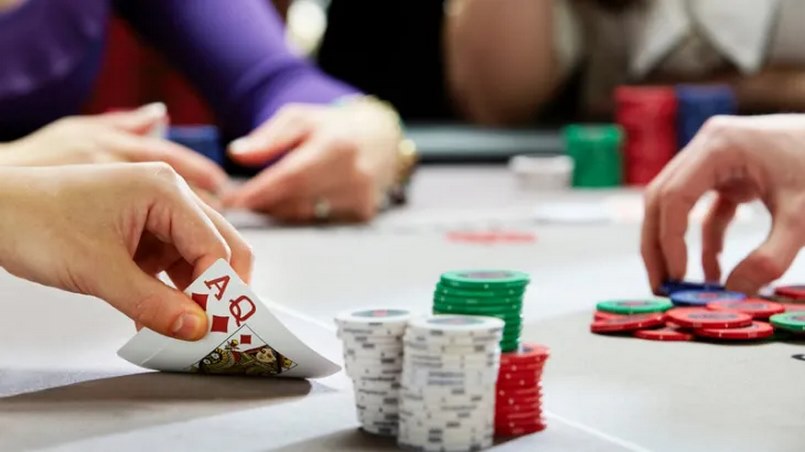 Một số lựa chọn mà người chơi có thể thực hiện trong game Poker